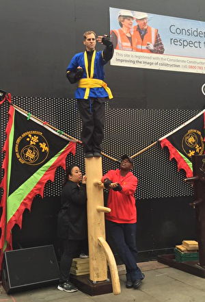 英国咏春拳振武社(Jun Mo)在唐人街中秋节活动上表演。(于惠子/大纪元)
